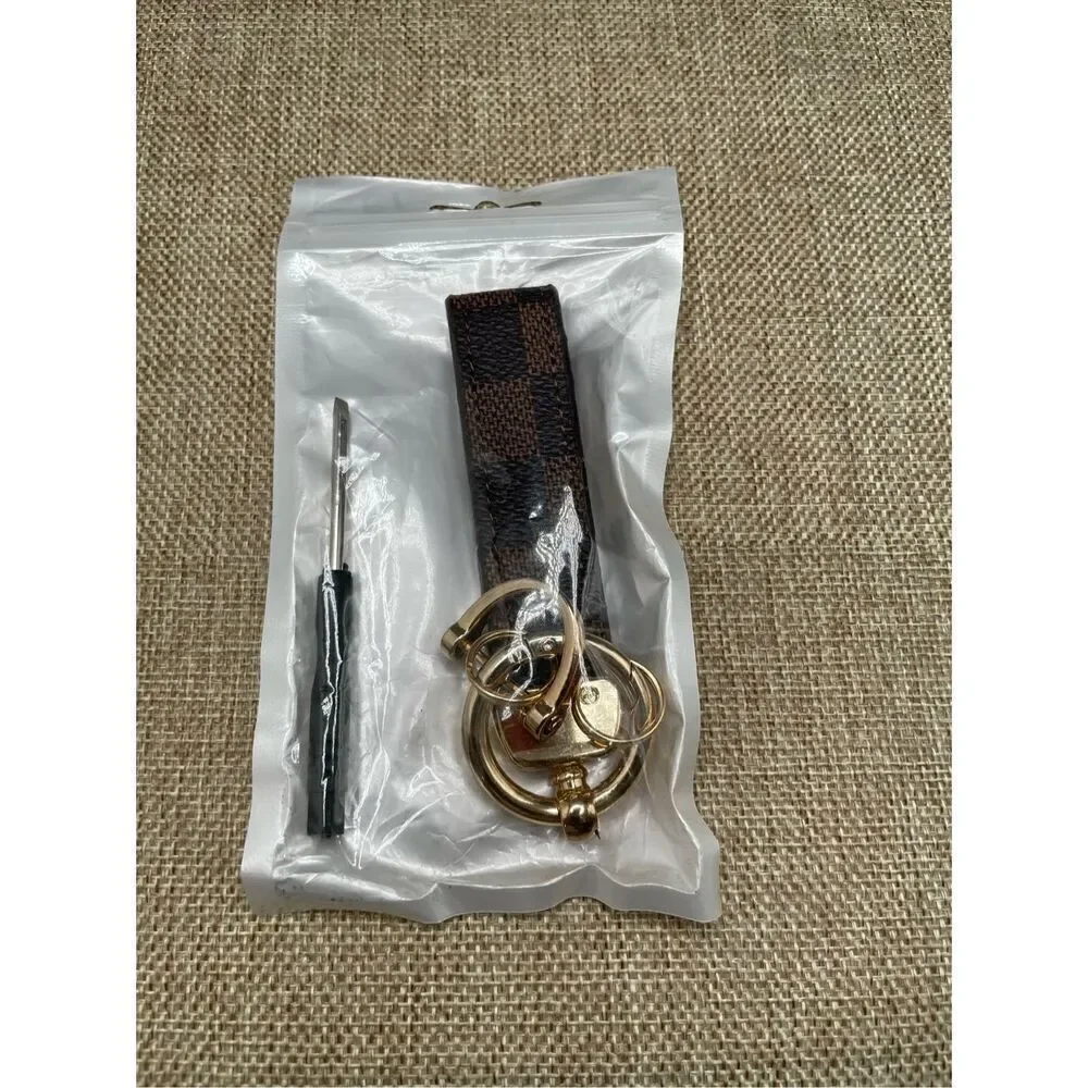 Top Quality Fashion Cowhide Wrist Strap Belt Designer Keyring Key with Tool NEW